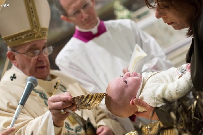 Папа окрестил 26 детей в Сикстинской капелле