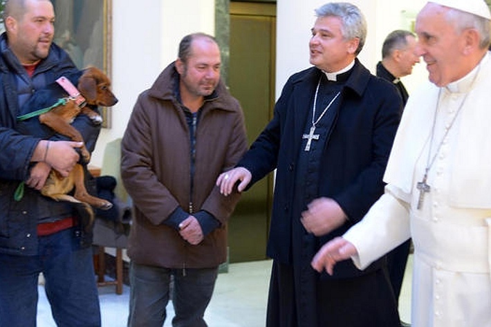 Папа пустил бездомных в Сикстинскую капеллу и попросил молиться за него