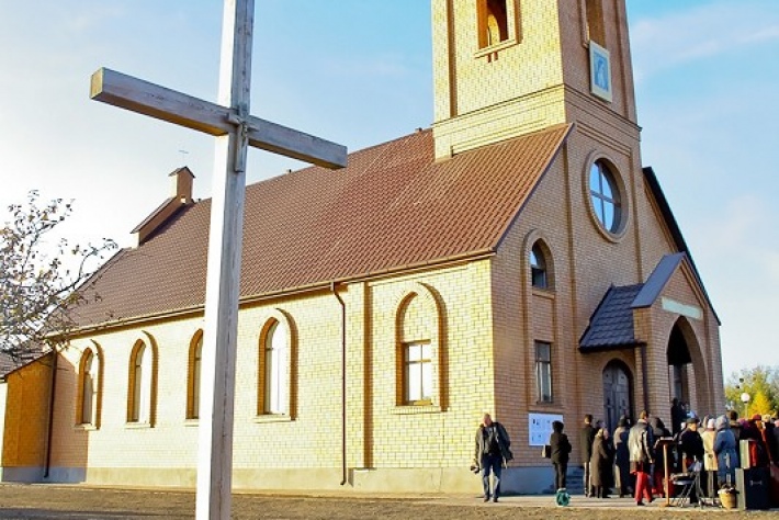 В Пинске освятили костел, построенный за пять месяцев