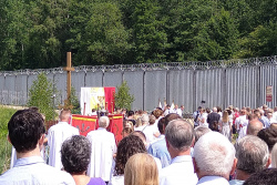 У стены между Польшей и Беларусью провели молитву, а процессию в Варшаве возглавила Будславская икона