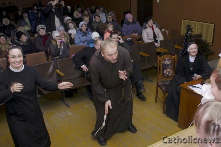 Монахи с детьми устроили дискотеку в клубе на Рождество - ВИДЕО