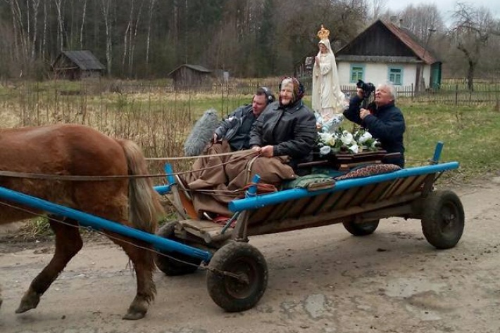 Фатимская статуя Богородицы путешествует по Беларуси на телеге