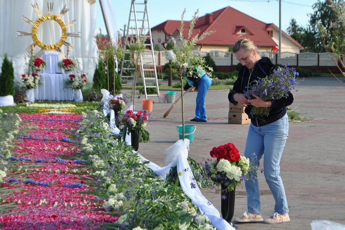 На главной площади Ивья католики выстлали ковры из живых цветов