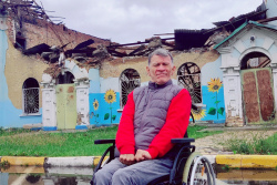 Прикованный к коляске беларус приехал на Донбасс проповедовать любовь Бога