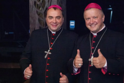 Улыбки, сердечки, лайки. Как отличается стиль «новых» епископов и чего еще от них ожидают