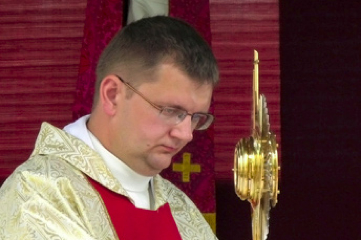 Вновь 15 суток: в Могилеве молятся за задержанного католического священника