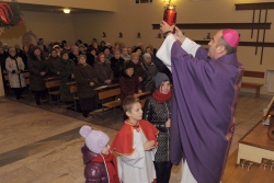 Епископ поблагословил Вифлеемским огнем католиков в Барановичах