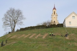 Тысяча гродненцев высказалась против надписи «Ленинский» на холме костела