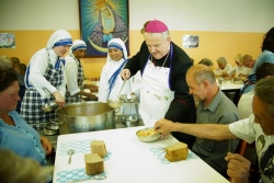 Посол Ватикана в Гомеле помог накормить бедных и бездомных