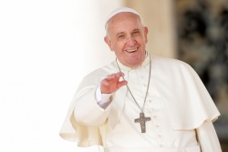 В свои именины Папа угостил мороженым бедных и бездомных