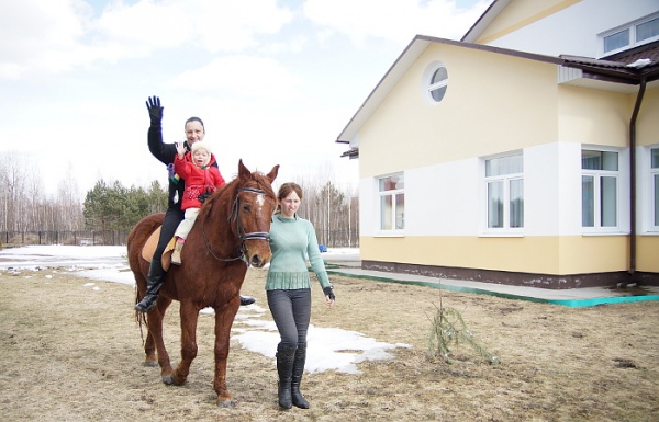 Гомельских детей-инвалидов лечат катанием на лошадях [фото, видео]