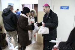 Католический епископ в Витебске вручил подарки бездомным