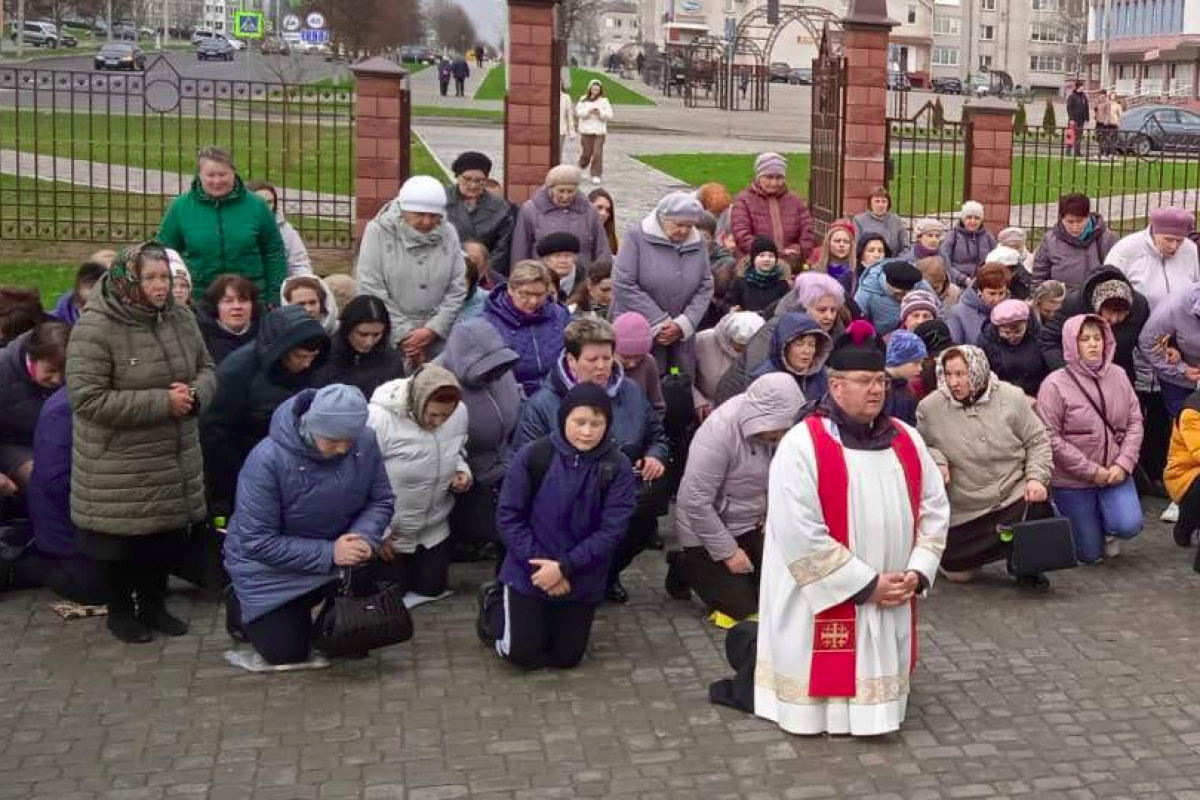 «Не отстранен от служения, детей не имеет». Верующие опровергают слухи о настоятеле в Столбцах