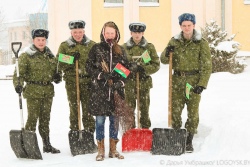 Фотофакт: БРСМ и курсанты очистили от снега двор костела в Логойске