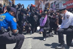 В США полицейские молились вместе с демонстрантами
