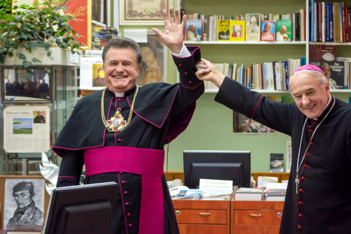 Ксёндз Завальнюк попросил умершего епископа Великосельца покровительства в особенном деле