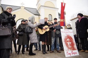 На центральной улице Гомеля католики благовествуют проповедью, песнями и танцами [фото, видео]