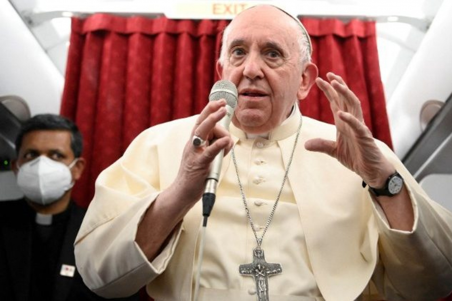 Папа Римский рассказал о планах поездки в Украину и ответил, что бы он сказал Путину