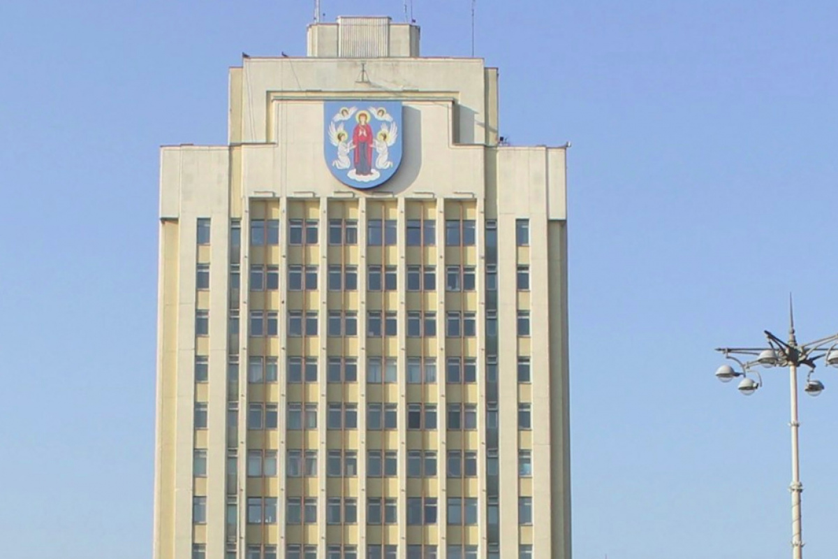 Герб Минска с изображением Божьей Матери вернули на площадь Независимости