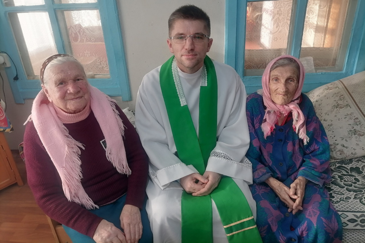 Приехали из Гродненщины, сохранили веру. Священник посетил двух сестёр на краю России и рассказал об их мечте