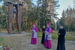 Посол Ватикана и Митрополит Минско-Могилевский помолились в Куропатах