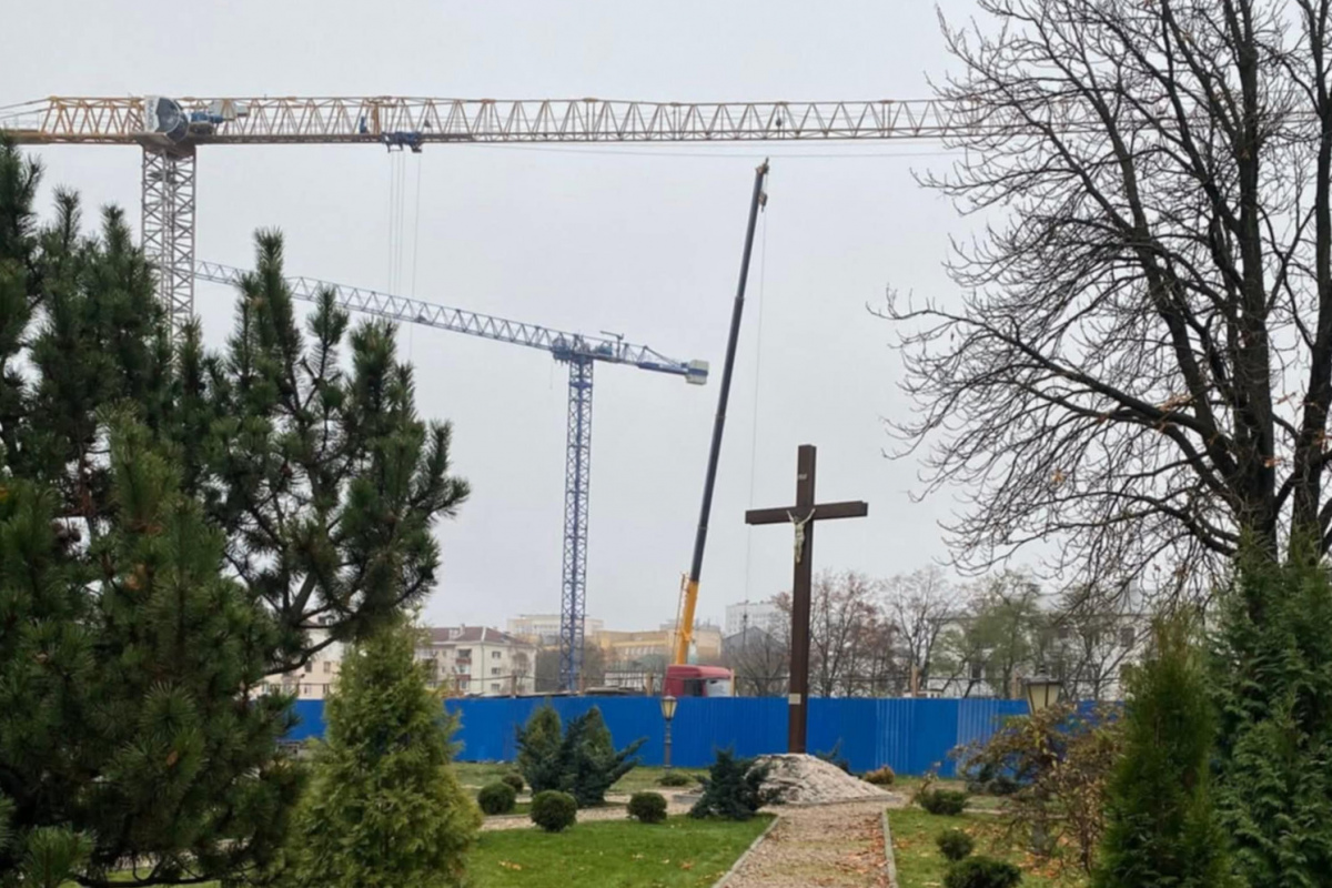 Найденные останки в Минске пока не передали приходу, стройка продолжается