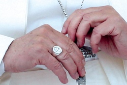Никакой помпезности: почему Папа не позволял целовать кольцо на его руке