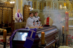 Подарил бездомному розарий, преемнику – плащ. Последние жесты епископа Казимира Великосельца