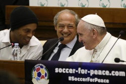 Папа и Роналдиньо объявили о проведении «Матча за мир»