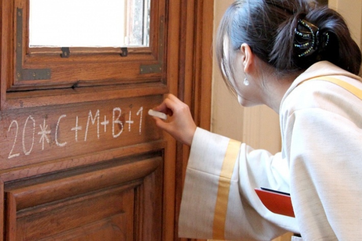 Что означает надпись мелом на дверях C + M + B?