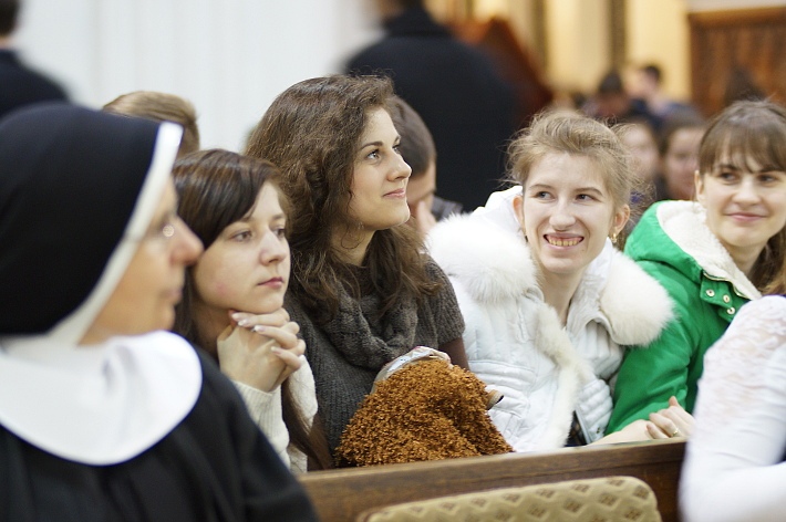 Тысяча молодых католиков Беларуси встретились с Госсекретарем Ватикана - ФОТО, ВИДЕО
