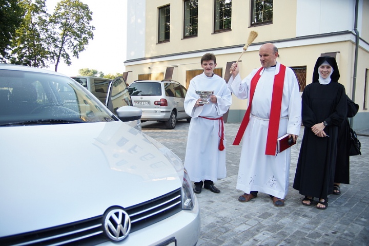 В Гомеле и во всех костелах Беларуси благословили водителей и освятили автомобили - ФОТО + Молитва водителя