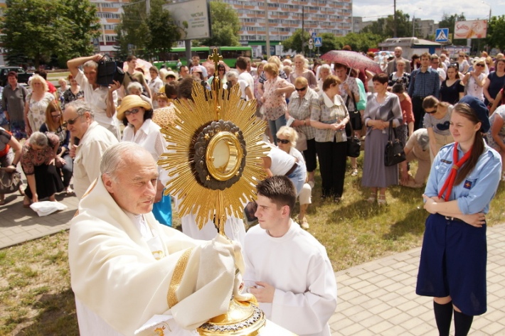 По главной улице Гомеля католики провели процессию Божьего Тела [фото]