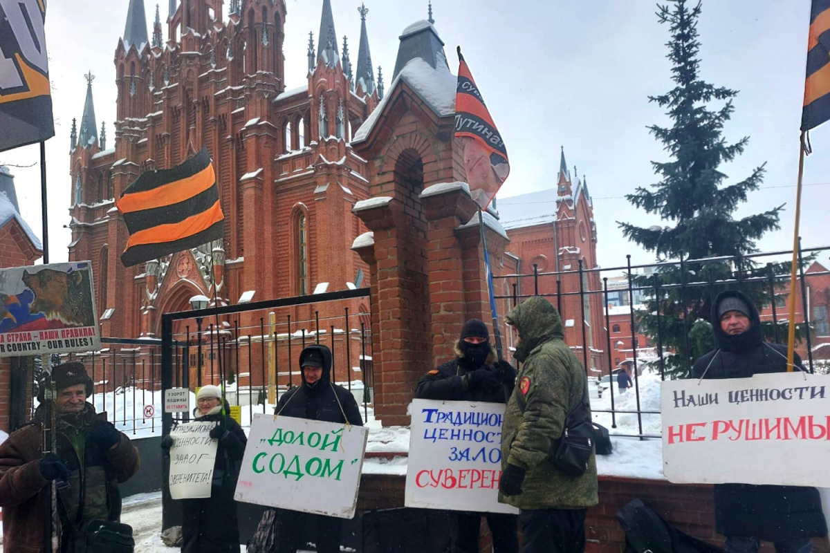 Против Католической церкви провели пикет в Москве, обвинив Папу Римского в «разрушении России»