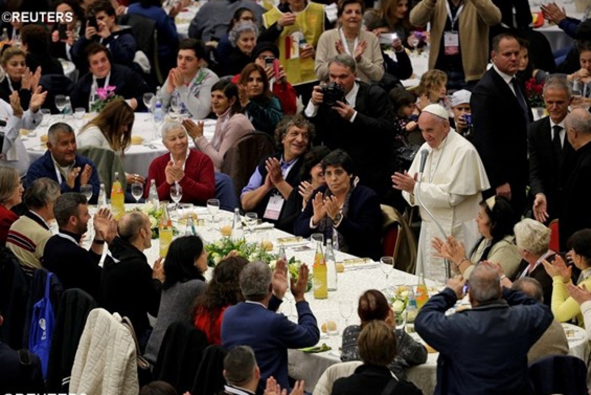 Телятина, брокколи, кофе: Папа пригласил на «итальянский обед» 1,5 тыс. бедных