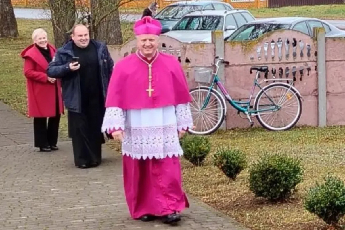 Память автора «первого беларусского блюза» почтил епископ и оценил сделанную им люстру