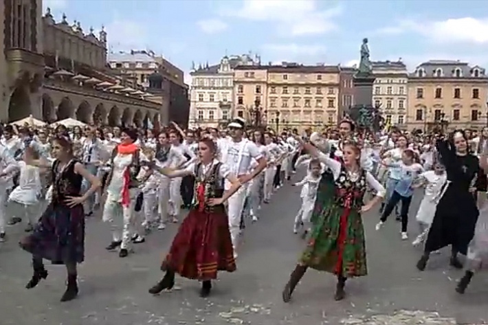 Флешмоб «Роза для милосердного Иисуса» провели в Кракове - ВИДЕО