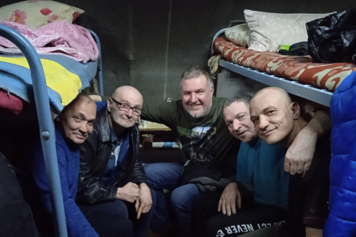 Называет братцами и делится верой: как бывший бездомный помогает нынешним