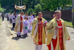 Католики провели процессии Божьего Тела на улицах Мозыря и Пинска - фото