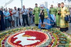 Для Митрополита Павла в Гомеле выстлали «ковер» из живых цветов