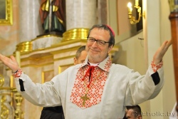 На прощание с Беларусью посол Ватикана надел вышиванку