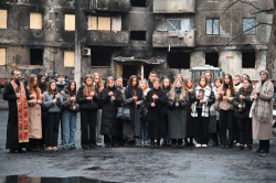 Впечатляющие кадры: греко-католическая молодежь молилась на месте гибели мирных жителей в Тернополе