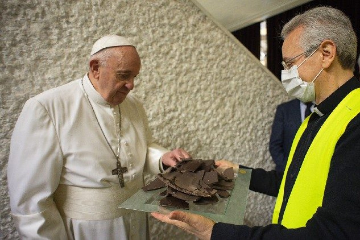 В свои именины Папа Римский посетил вакцинацию бедных и поделился шоколадным яйцом