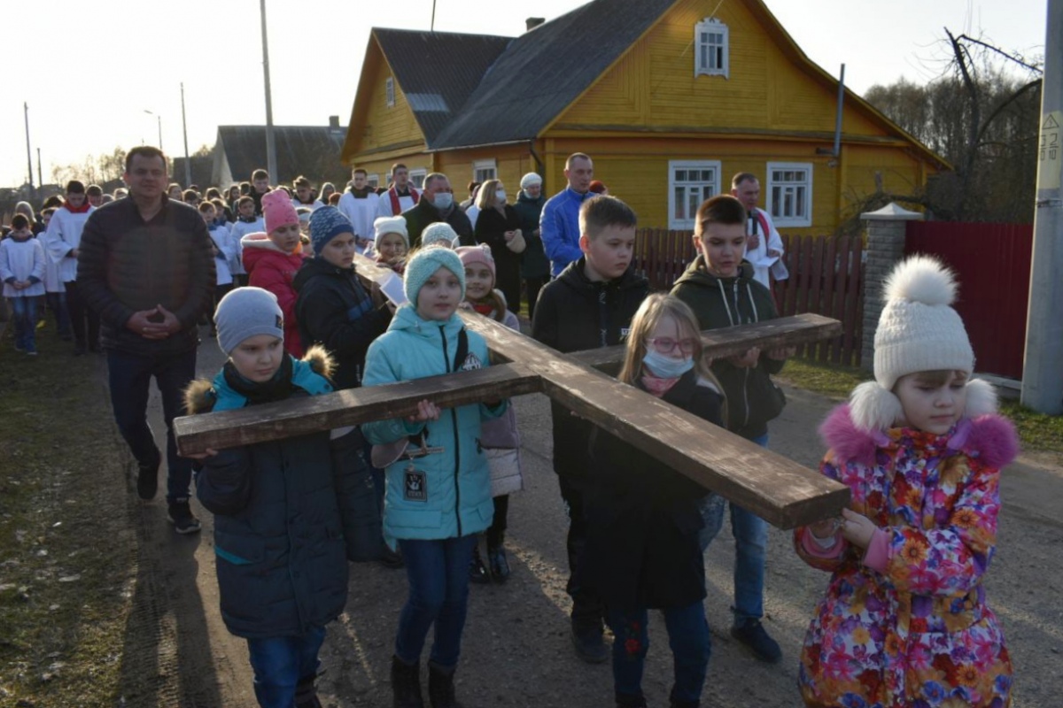 Фото: в Ивье прошел Крестный путь по улицам города