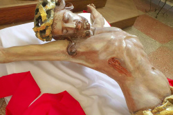 Этой скульптуре из дерева 250 лет! Посмотрите, как восстановили найденную в Беларуси фигуру Христа